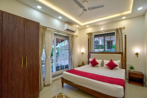 Ένα ή περισσότερα κρεβάτια σε δωμάτιο στο Tranquil 3bhk Pvt Pool Villa