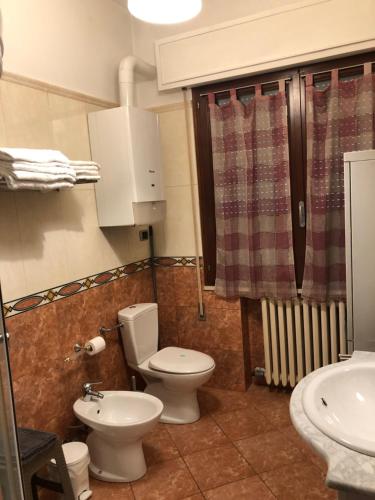 a bathroom with a toilet and a sink at Casa Santa Maria Maddalena in Ferrara