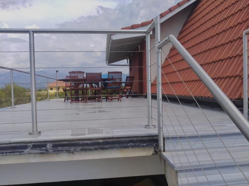 a balcony with chairs and a table on a house at Villa Alpine in Valjiosi