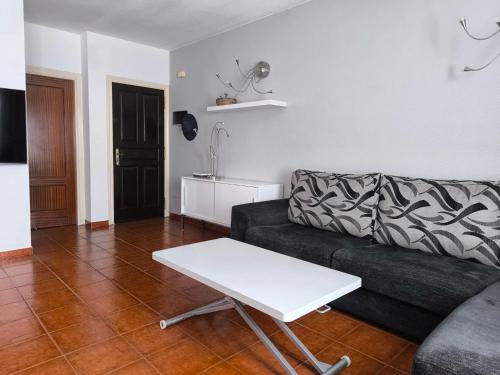プラヤ・デ・サンティアゴにあるRolin Apartmentのソファとテーブルのあるリビングルーム