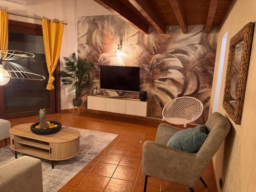 サンタ・マリアにあるCasa Anzso Ocean view Porto Antigo Iの羽根の大きな壁画があるリビングルーム