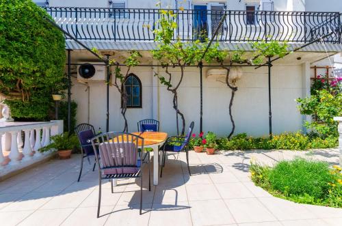 Κήπος έξω από το Apartments and Rooms PREKA