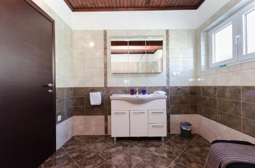 Ένα μπάνιο στο Apartments and Rooms PREKA