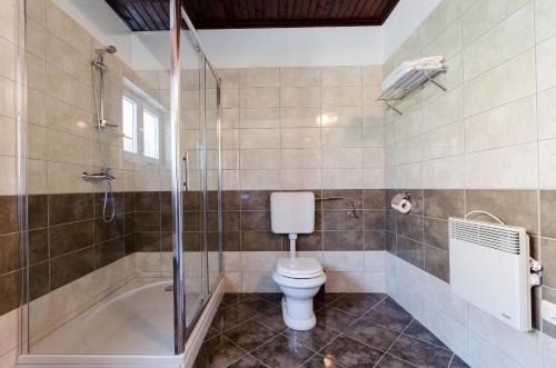 Ένα μπάνιο στο Apartments and Rooms PREKA