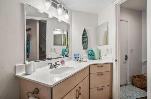 Bilik mandi di 322 Capt John Fripp Villa - Oceanview Retreat on Fripp Island