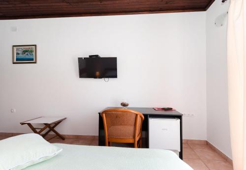 Μια τηλεόραση ή/και κέντρο ψυχαγωγίας στο Apartments and Rooms PREKA