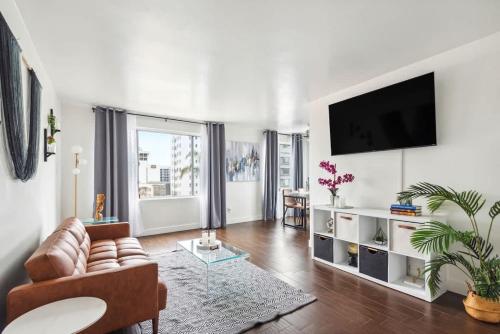 ein Wohnzimmer mit Sofa und Flachbildfernseher in der Unterkunft Shoreline Retreat in Long Beach