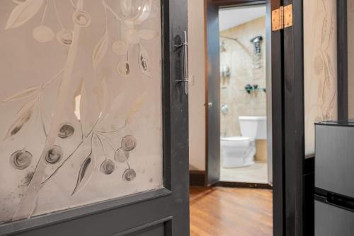 a bathroom with a door with a view of a bathroom at Unbeatable Location The Heart of NYC 1 BDR W GYM in New York