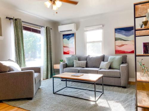 un salon avec un canapé et une table basse dans l'établissement 2 bedroom brilliant cottage in Boise North End, à Boise