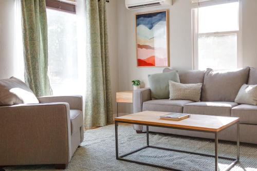 un salon avec deux canapés et une table basse dans l'établissement 2 bedroom brilliant cottage in Boise North End, à Boise