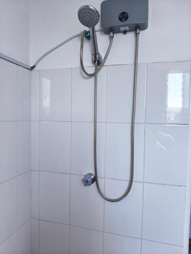 a shower with a shower head in a bathroom at Minidepartamento en el centro de Tacna in Tacna