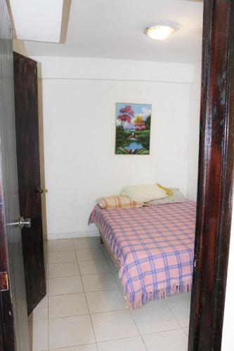 une chambre avec un lit dans une pièce dans l'établissement Oceanfront apartment in Tucacas, Morrocoy, à Tucacas