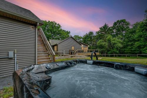 Φωτογραφία από το άλμπουμ του Tree Haven- fenced yard, hot tub, fire pit σε Hawley
