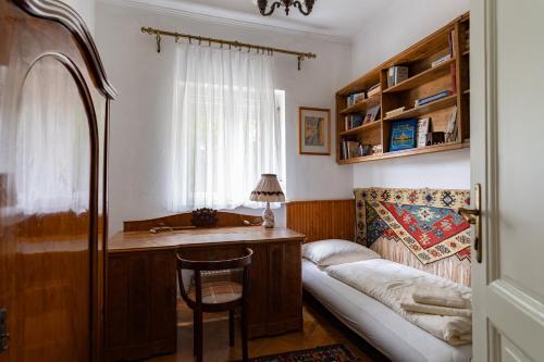 パーパにあるRomantic Villa - Pápaの机、ソファ、洗面台のある部屋