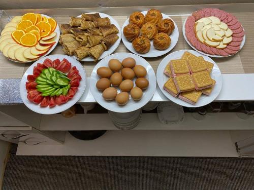 Imagen de la galería de СHOR MINOR HOTEL 110 metres to Old Town with Summer Pool We are ready to Festival Biennial September-November, en Bukhara