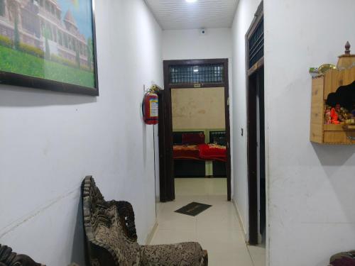 un pasillo con una habitación con una boca de incendios y una habitación con chimenea en Laxmi Paying Guest House, en Ayodhya