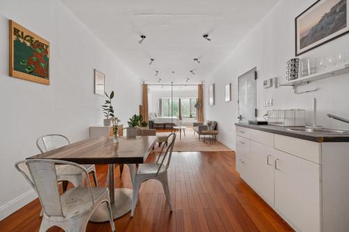 Η κουζίνα ή μικρή κουζίνα στο Bowery Two Bedroom