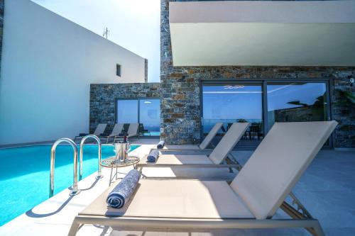 Hồ bơi trong/gần Hilltop Luxury Villas with Private Pool and Sea View