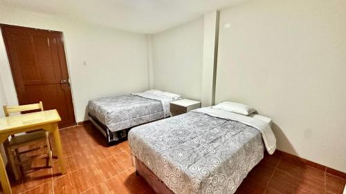 Un pat sau paturi într-o cameră la Habitación tranquila a 15 min de Plaza Norte