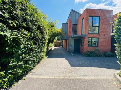 a brick building with a walkway in front of it at Taylors Place 3bedroom 2Bath Modern House in Winchester Wifi 2FreeParking in Winchester