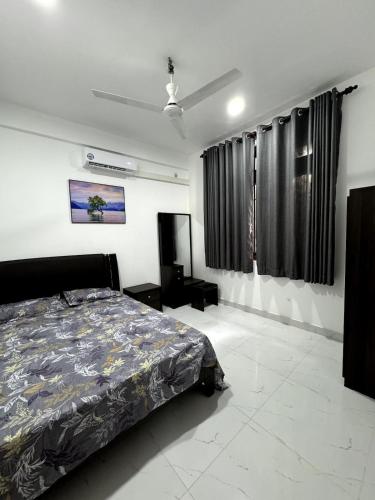 una camera con letto e tende nere di New 3-Bedroom House in Jaffna near Nallur Kovil a Jaffna