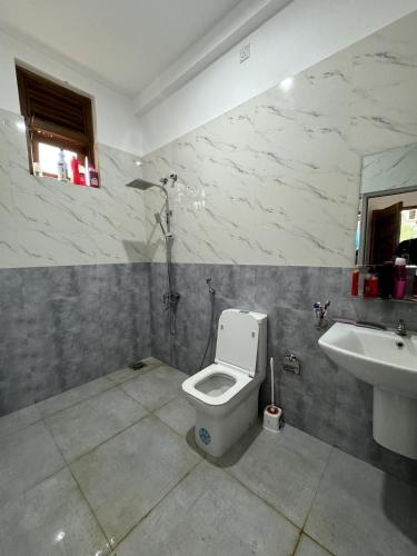 un bagno con un water e un lavandino di New 3-Bedroom House in Jaffna near Nallur Kovil a Jaffna