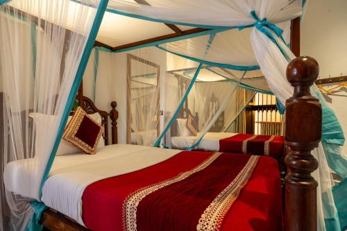 Voodi või voodid majutusasutuse Dhow Palace Hotel toas