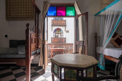 Voodi või voodid majutusasutuse Dhow Palace Hotel toas