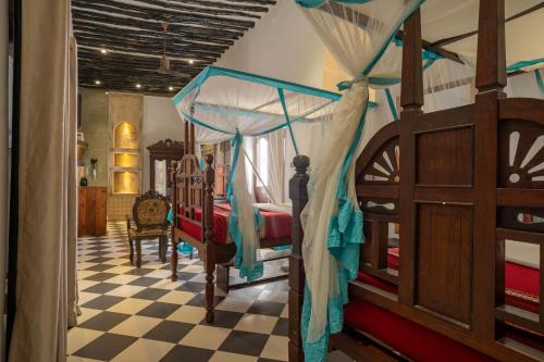 Voodi või voodid majutusasutuse Dhow Palace Hotel toas