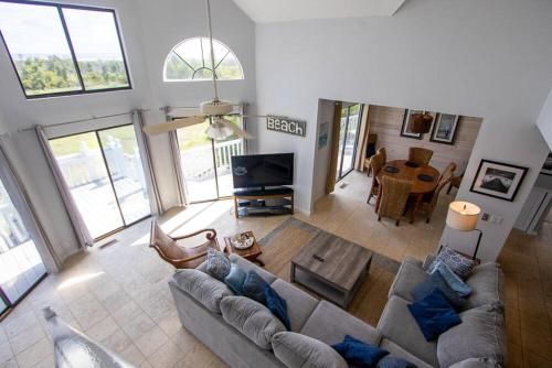 Posezení v ubytování Spectacular Open Floor Plan with Elegance 5-Bed, 4-Bath Haven on Fripp Island