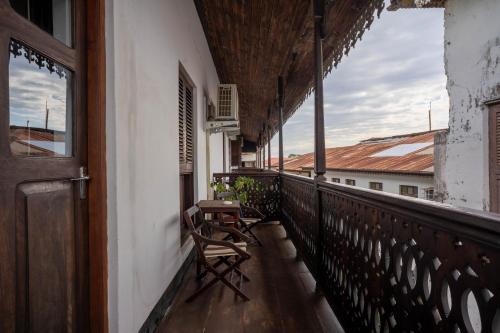 Rõdu või terrass majutusasutuses Dhow Palace Hotel
