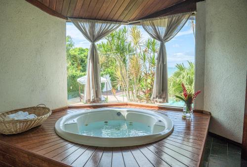 Taman di luar AZORAI - Refúgio Exclusivo para até 27 Pessoas com Piscina Vista Mar e Hidromassagem