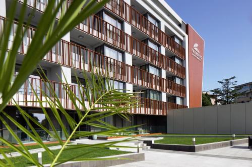 an external view of a building at Aparthotel Paradiso in Nesebar