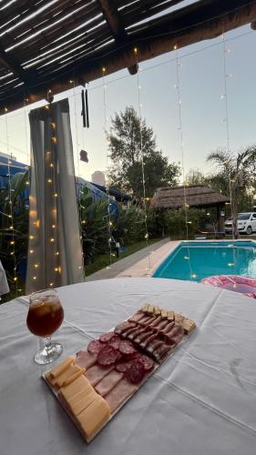 ロルダンにあるCasa en Roldán 2 habitacionesのテーブルの上に一皿とワイン1杯