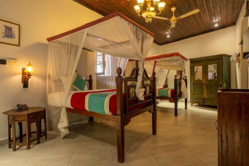 Voodi või voodid majutusasutuse Dhow Palace Hotel toas