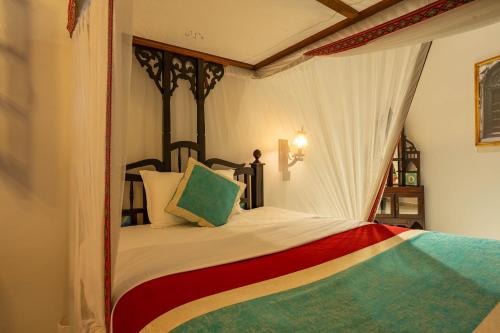 Voodi või voodid majutusasutuse Dhow Palace Hotel toas