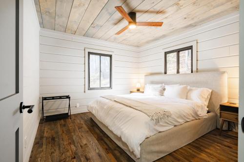 a bedroom with white walls and a ceiling at Peach and Plumeria Hideaway in Cherry Log