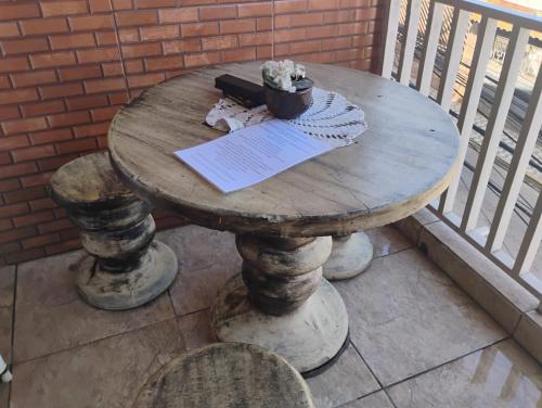 a wooden table with a pen on top of it at Pousada San Valen in Aparecida