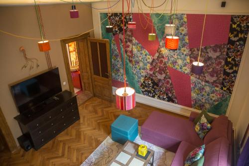 ein Wohnzimmer mit einem Sofa und einem TV in der Unterkunft Arina Apartments 2 in Braşov