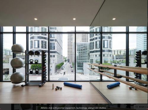 un gimnasio con vistas a una ciudad con edificios altos en Sky High at Beaudry 2 Bed Apt WITH FREE PARKING, en Los Ángeles