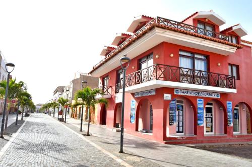a red building on the side of a street at Central Apartamento Fogo 101 in Santa Maria