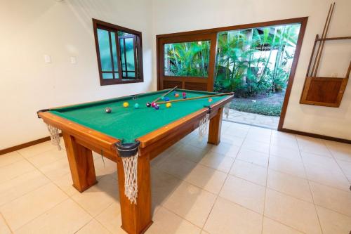 Meja biliard di A Casita Imbassai, localização estratégica em um espaço com encanto