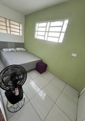 アルコヴェルデにあるCASA MOBILIADA Arcoverde - Pernambucoのファン付きの客室の角にある客室です。