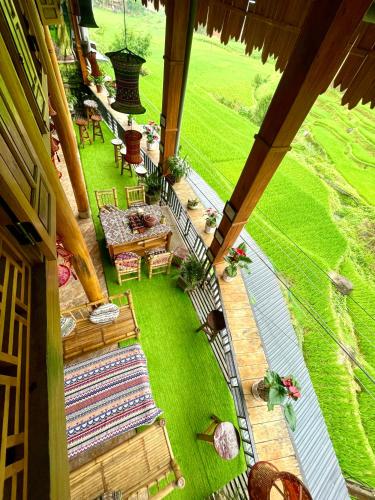 an overhead view of a patio with green grass at Hiếu Hương Homestay in Lũng Tiềm