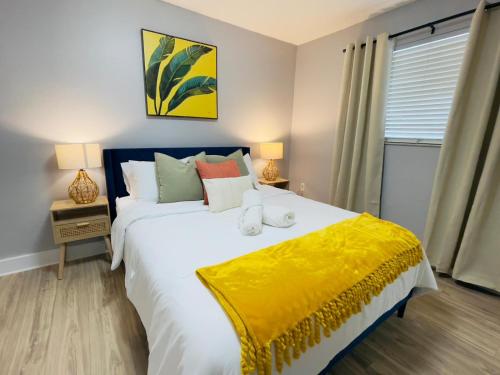 Postel nebo postele na pokoji v ubytování Miami 2BR Apartment with Free Parking Near Stadium