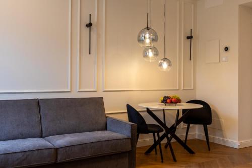 een woonkamer met een bank en een tafel bij Twins Boutique Apartments in Sanremo