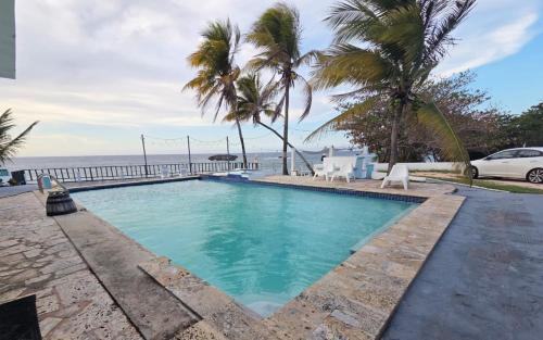 Der Swimmingpool an oder in der Nähe von Ventana Va201 at Arecibo 681 Arecibo Ocean Drive