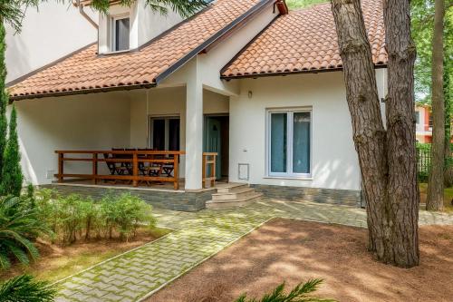 een huis met een pad dat naar de veranda leidt bij Beach Villa in Golem in Golem