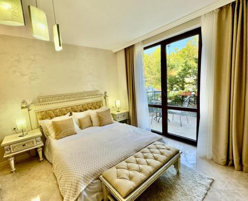 ein Schlafzimmer mit einem großen Bett und einem großen Fenster in der Unterkunft Luxury Coastal Dreams Apartment in Sweti Wlas