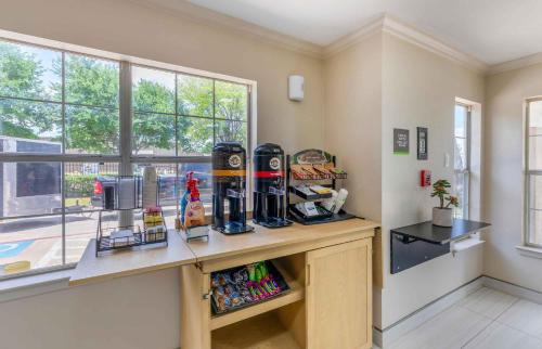 una postazione per il caffè in una stanza con finestra di Extended Stay America Suites - Arlington ad Arlington